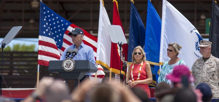 Joe Biden se dirige a Hawái tras uno de los incendios forestales más mortíferos en la historia de Estados Unidos