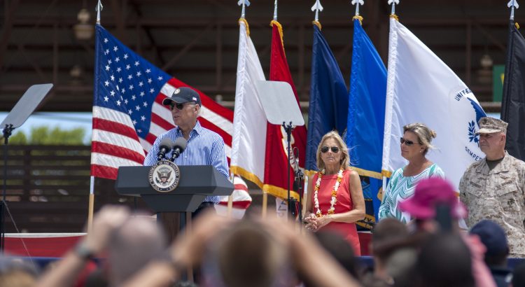 Joe Biden se dirige a Hawái tras uno de los incendios forestales más mortíferos en la historia de Estados Unidos