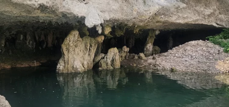 Reaparece una cueva submarina en un lago en Texas