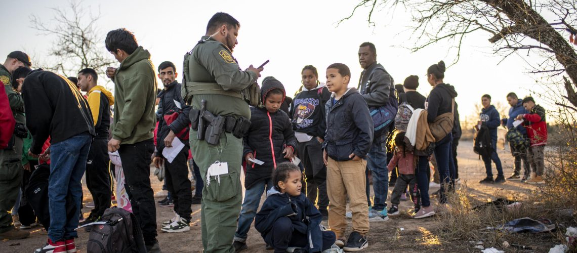 Texas amenaza con cerrar refugio de migrantes en medio de militarización fronteriza
