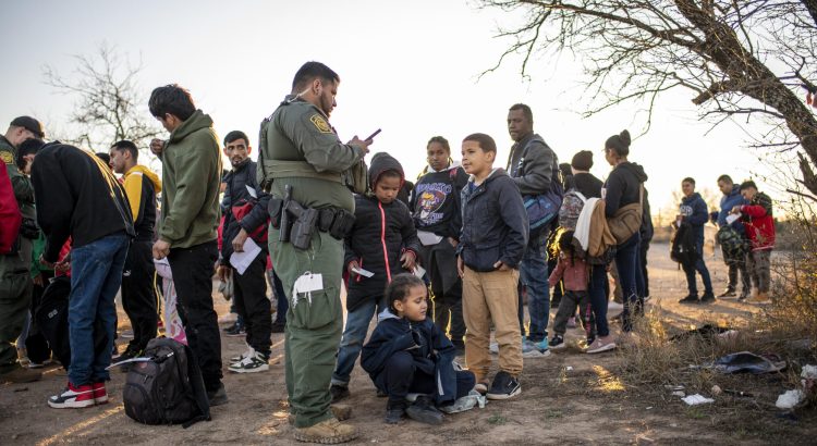 Texas amenaza con cerrar refugio de migrantes en medio de militarización fronteriza