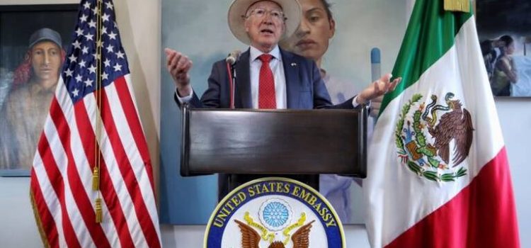 Ken Salazar anuncia que inspección de aguacates y mangos en Michoacán se reanudarán hasta que haya seguridad