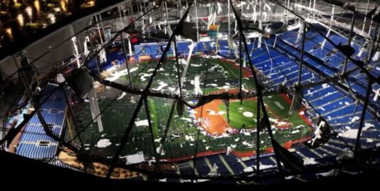 Vientos del huracán Milton destruyen el techo del Tropicana Field en St. Petersburg