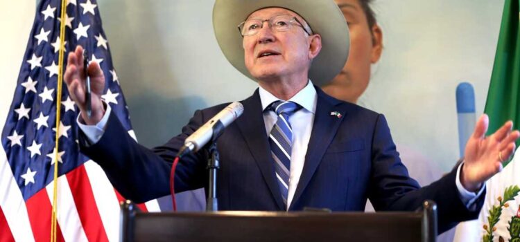 Ken Salazar critica la estrategia de seguridad de AMLO: «Abrazos, no balazos» ha fallado