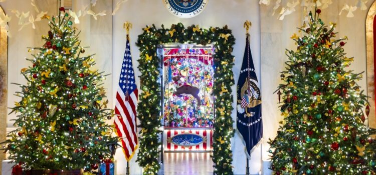 Decoran los Biden la Casa Blanca para su última Navidad