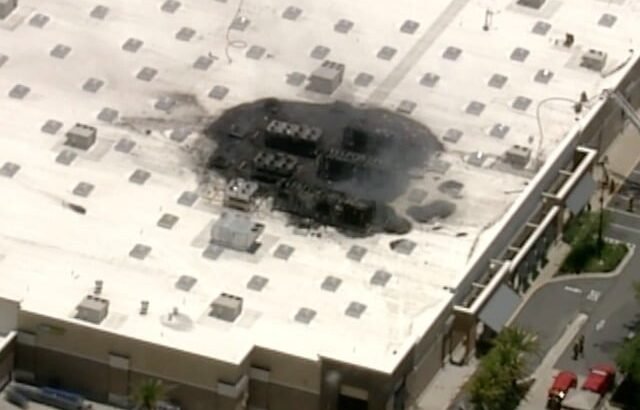 Avión se impacta contra techo de edificio comercial al sur de California