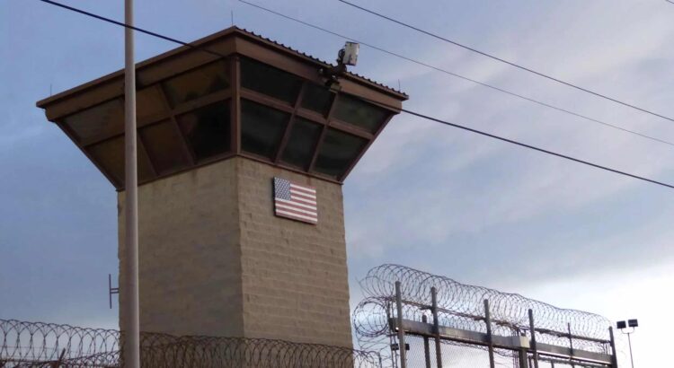 Estados Unidos inicia con traslado de migrantes a Guantánamo