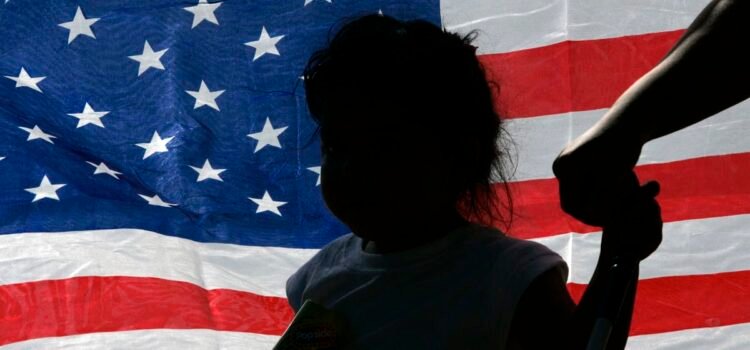 Jueza ordena poner en pausa orden de Trump que busca terminar ciudadanía por nacimiento