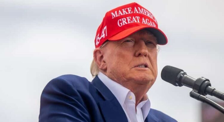 Trump habla en español para explicar su lema MAGA