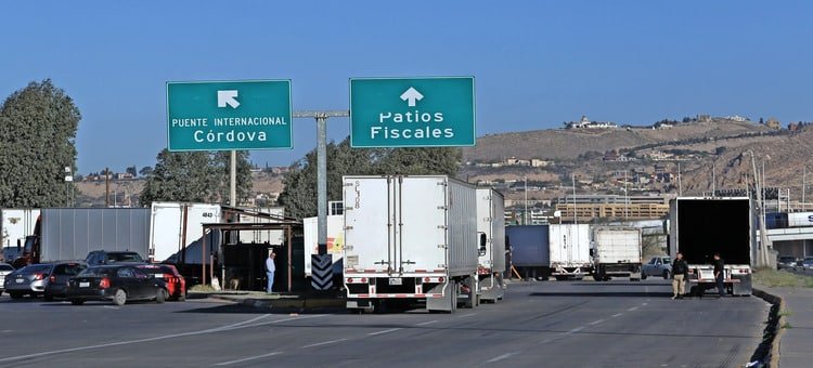Estados Unidos elimina el paso a tráileres por el puente libre