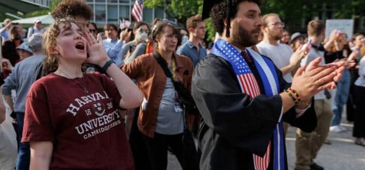 Estudiantes de Harvard protestan contra Trump por cancelar contratos con la universidad