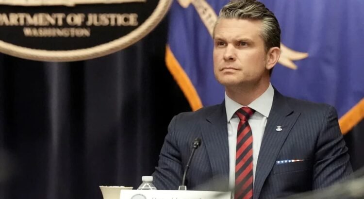 Secretario de Defensa de EU, Hegseth, ordena recortar plantilla de generales y almirantes