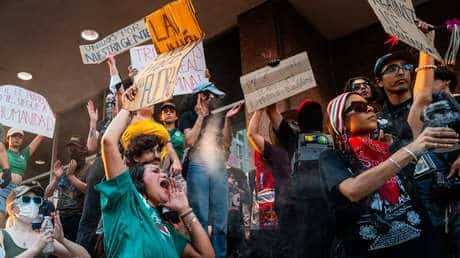 Cientos salen a la calle en Texas para apoyar las protestas de Los Ángeles