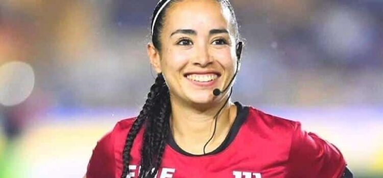 Katia Itzel hace historia en Copa Oro como árbitra central
