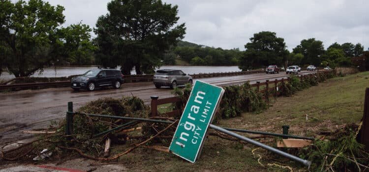 Menos de 100 desaparecidos en las inundaciones de Texas mientras las autoridades denuncian el ‘juego de culpas’