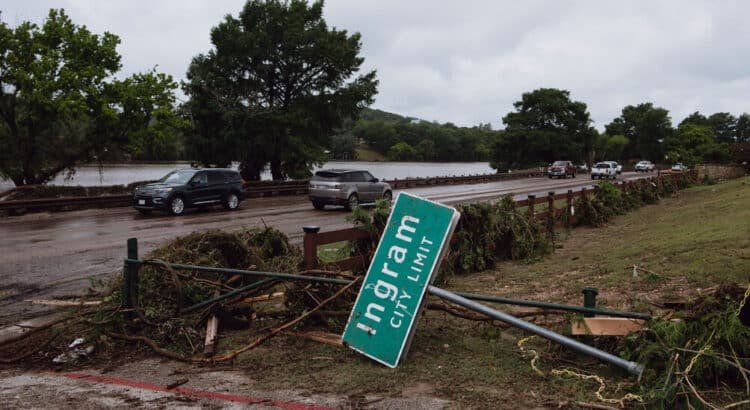 Menos de 100 desaparecidos en las inundaciones de Texas mientras las autoridades denuncian el ‘juego de culpas’