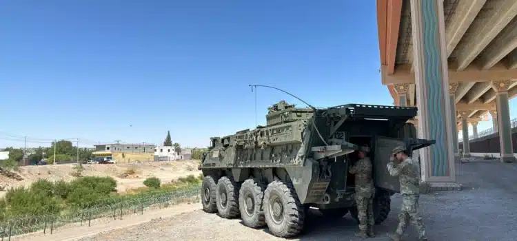 Vehículos blindados y tropas llegan a ciudad fronteriza de Texas mientras el ejército ayuda con la aplicación de la ley