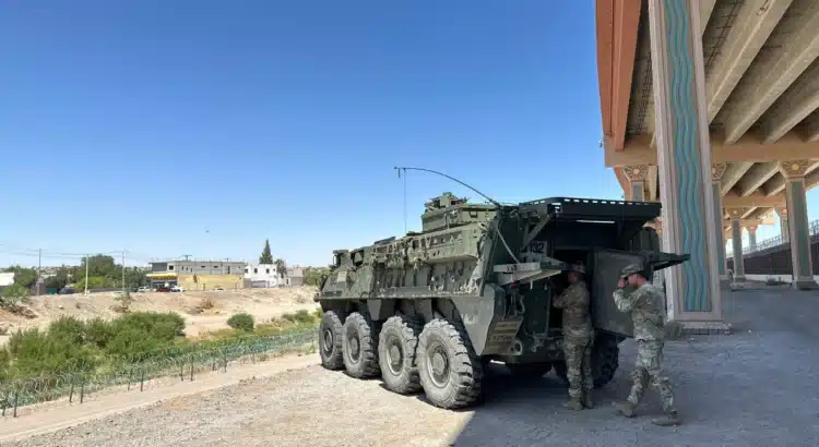 Vehículos blindados y tropas llegan a ciudad fronteriza de Texas mientras el ejército ayuda con la aplicación de la ley