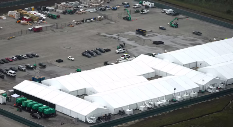 El gobierno federal construye campamento de detención para 5,000 inmigrantes en West Texas