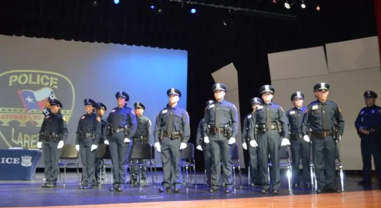 Policía de Laredo da la bienvenida a 17 nuevos oficiales