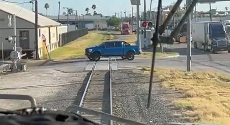 Detienen y multan a 15 conductores por ‘atravesarse’ al paso del tren