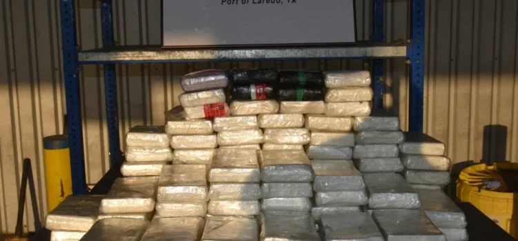 Descubren $4.4 millones en cocaína escondidos bajo un camión con remolque en Laredo