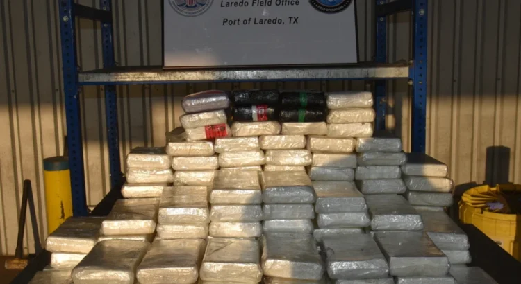 Descubren $4.4 millones en cocaína escondidos bajo un camión con remolque en Laredo