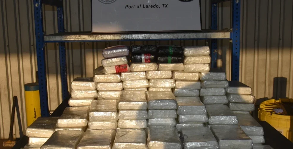 Descubren $4.4 millones en cocaína escondidos bajo un camión con remolque en Laredo