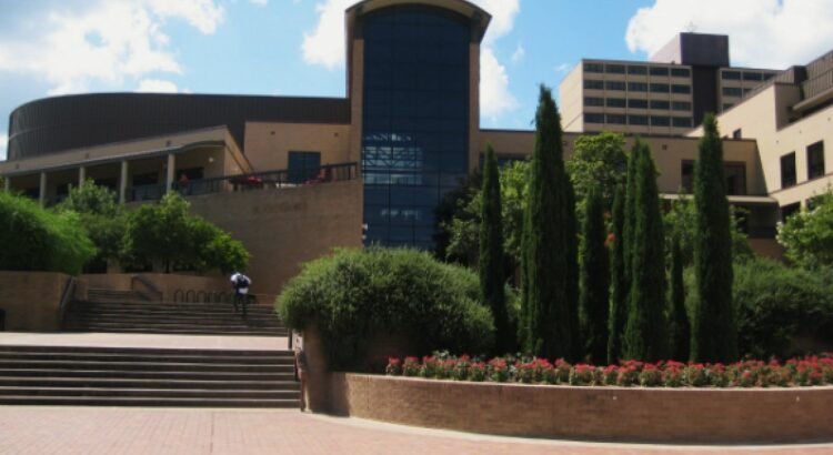 Texas lanza iniciativa para instalar TPUSA en todas las escuelas secundarias y universidades.