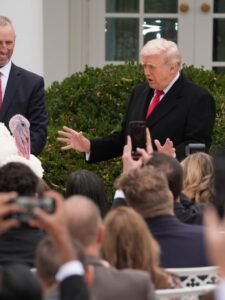 Trump perdona a los pavos, pero no a sus oponentes políticos en la ceremonia anual de indultos