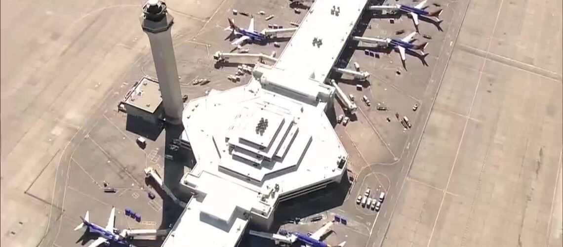 Los viajeros de Laredo expresan su preocupación por la reducción de vuelos.