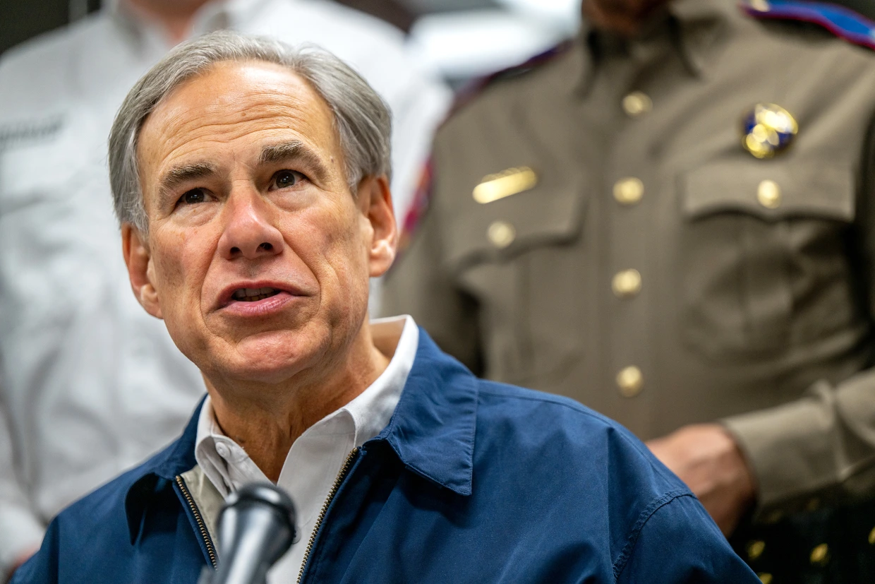 El gobernador de Texas, Greg Abbott, dice que las personas que obstruyen la aplicación de la ley migratoria deberían ser arrestadas.