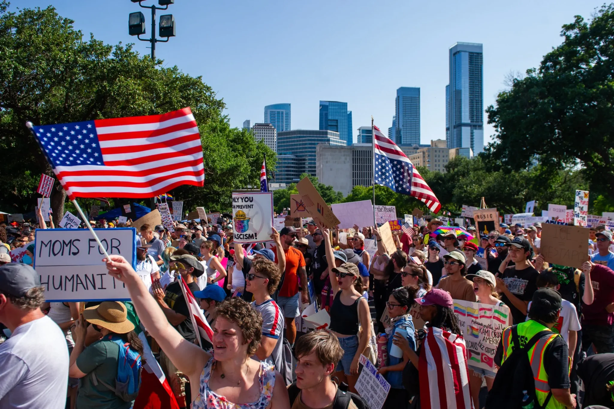Greg Abbott amenaza con arrestos por manifestantes estudiantiles violentos y recortes de fondos para escuelas que permitan huelgas.