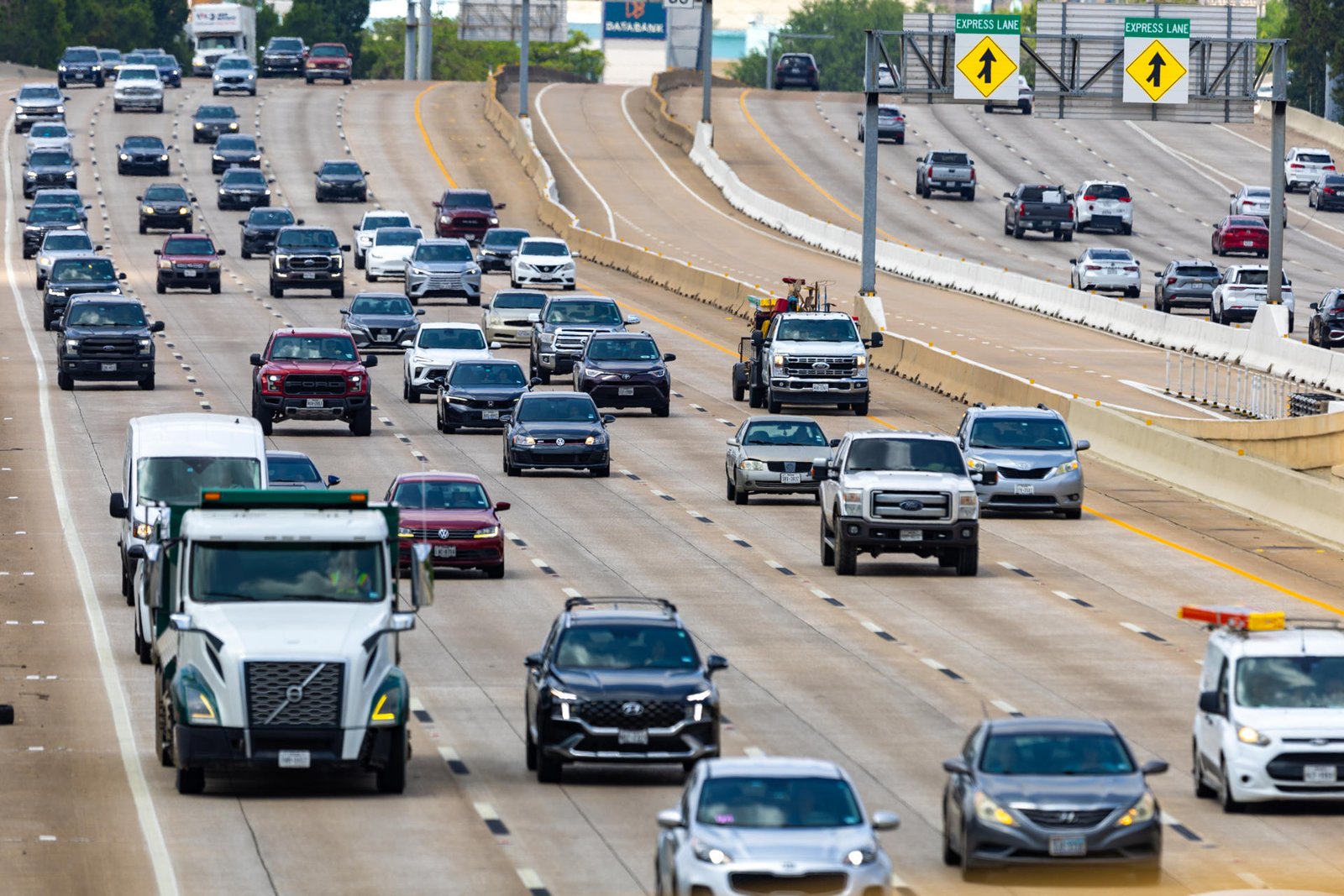 Texas amenaza a California como principal mercado de automóviles de EEUU, según un estudio