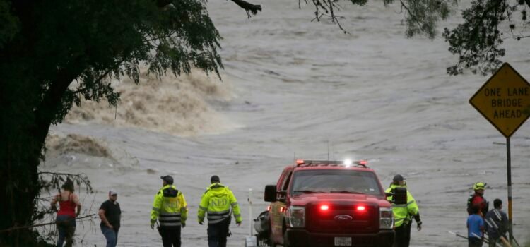 Lluvias en Texas dejan al menos 24 muertos y 20 menores desaparecidas