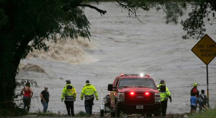 Lluvias en Texas dejan al menos 24 muertos y 20 menores desaparecidas