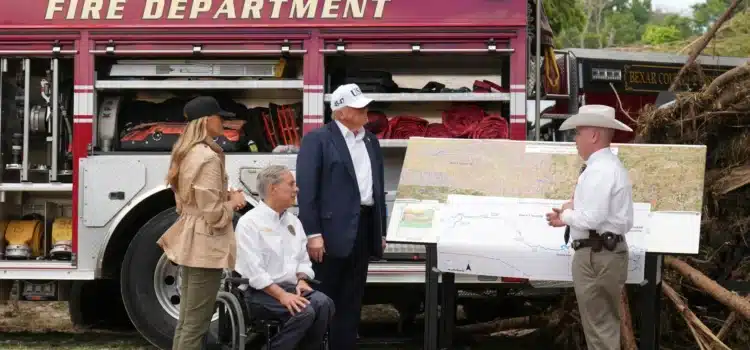 Trump recorre zonas inundadas de Texas y defiende a funcionarios