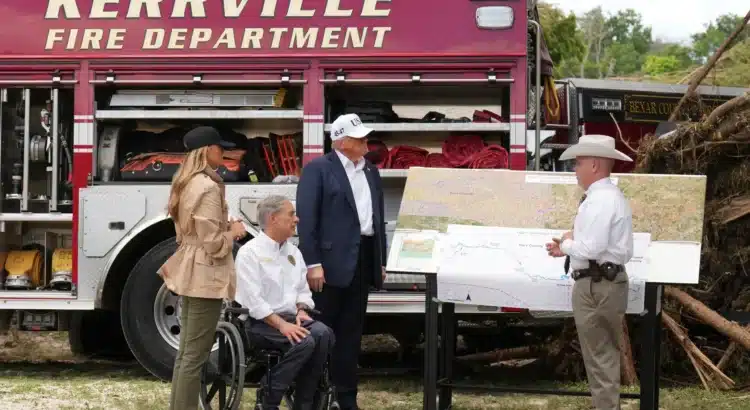 Trump recorre zonas inundadas de Texas y defiende a funcionarios