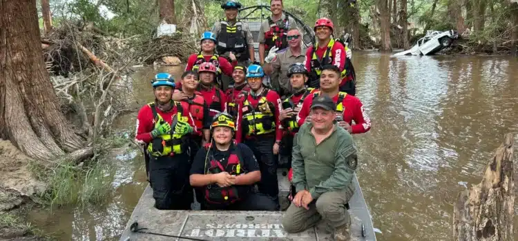 Bomberos voluntarios de México cruzaron la frontera para ayudar a las víctimas de las inundaciones en Texas.