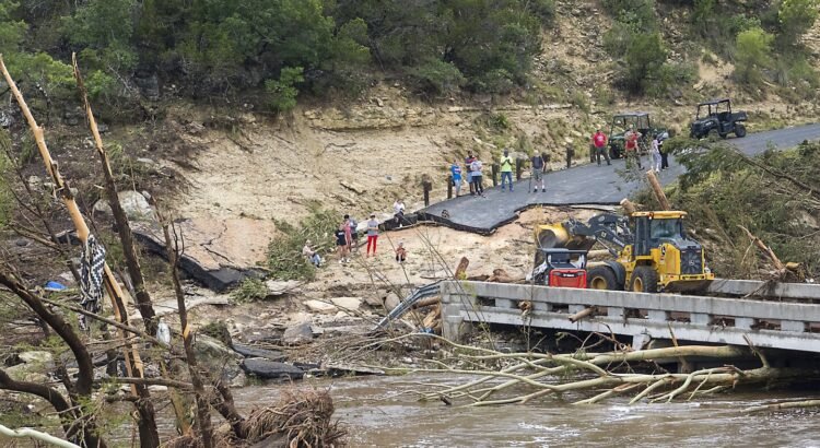 Inundaciones en Texas dejan cerca de 90 muertos y decenas de desaparecidos